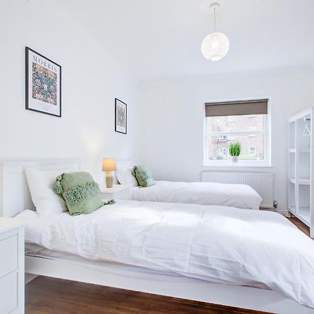 Stylish Two Bedroom Apartment With Free Parking! Romford Exterior foto